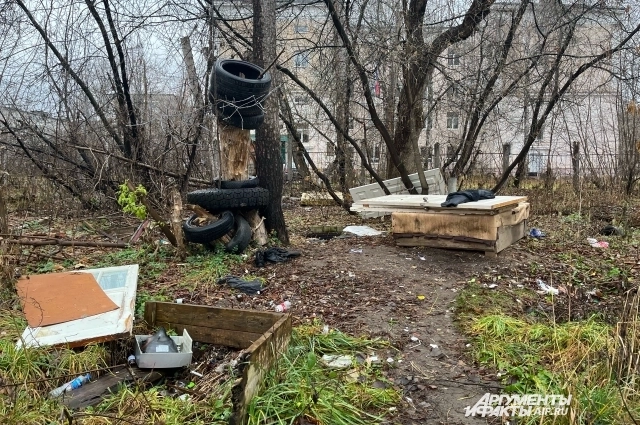 Михаил всё лето выпивал на улице.