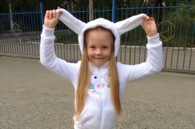 Маленькая София научилась ходить и бегать с неработающей ножкой.