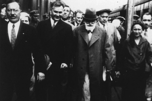 Нарком здравоохранения Г. Каминский встречает знаменитого ученого И. Павлова. 