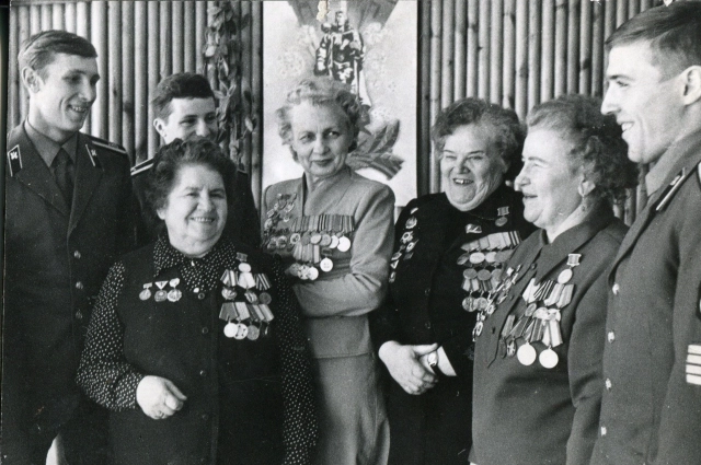 Члены клуба «Боевые подруги» на встрече с курсантами Высшего военного автомобильного училища в кинотеатре «Искра». 