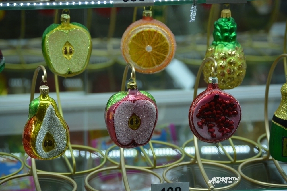 На витрине самые разные коллекции фабрики.