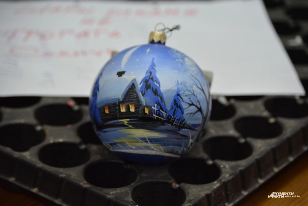 Даже опытная мастерица может расписать всего три-четыре таких шара в день. 