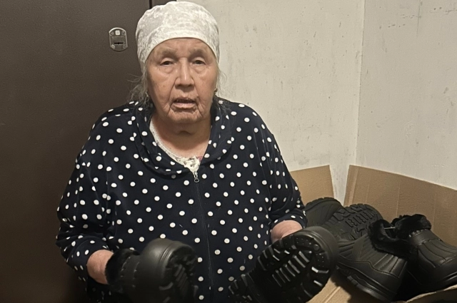 Хамитова беспокоится, что у ребят промокнут ноги, поэтому покупает сапоги, всегда везёт носки и разную обувь.