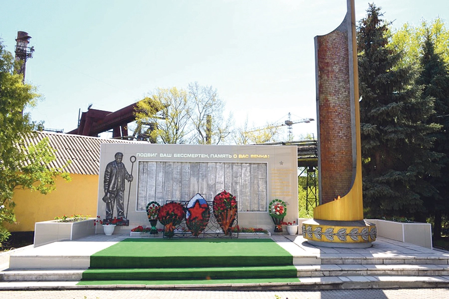 В годы Великой Отечественной войны предприятие производило оружие для армии, на фронтах сражалось 2225 рабочих и служащих завода. Подвиг 640 «сокольцев» отмечен орденами и медалями, сегодня он увековечен на стеле завода.