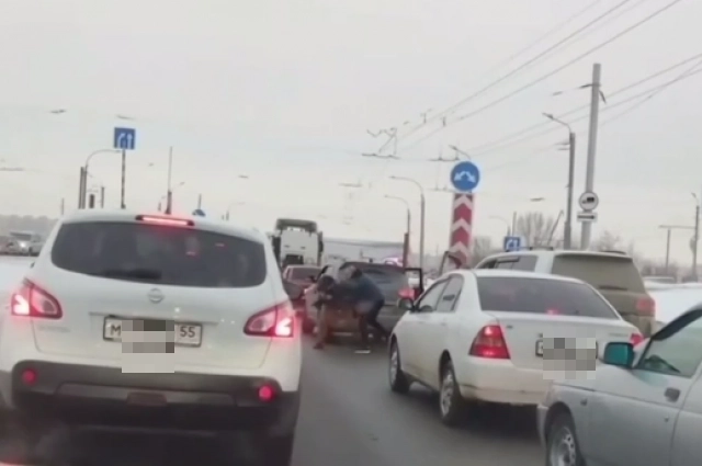 В момент конфликта на мосту образовалась ещё большая пробка.