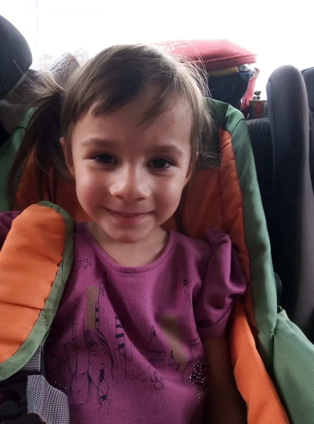 Оля впервые едет к принимающим родителям.