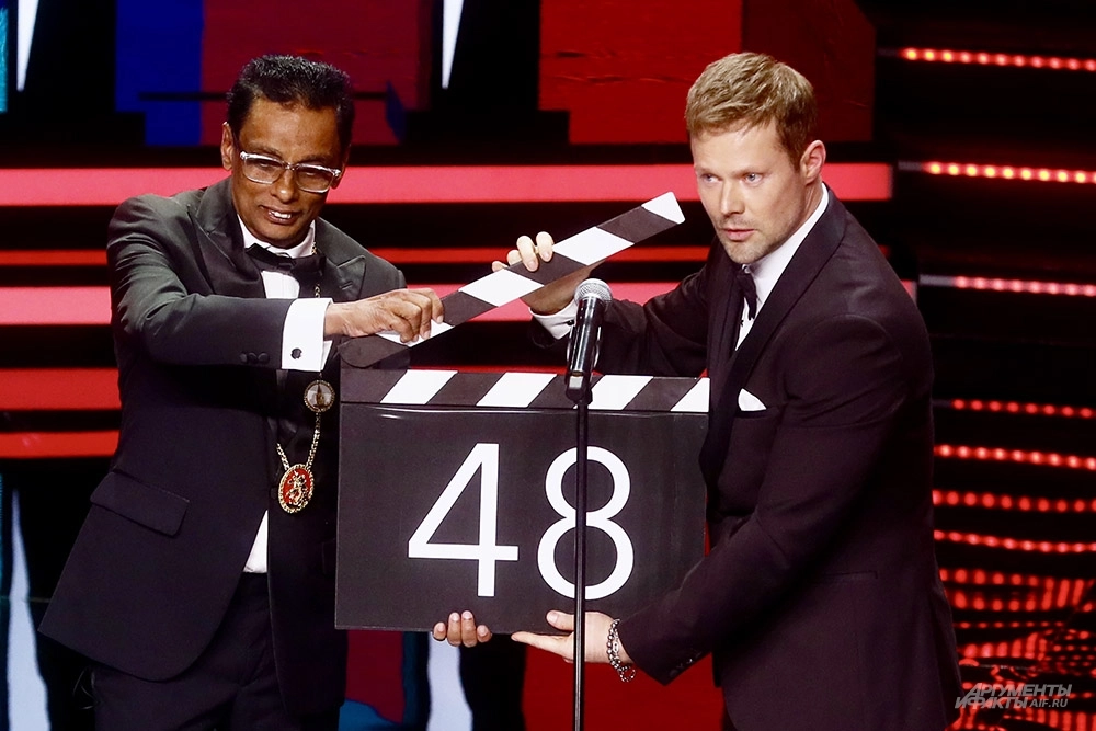 Председатель жюри кинофестиваля, режиссер, продюсер Прасанна Витанаге (Шри-Ланка) и ведущий, актер Даниил Воробьев (слева направо). 