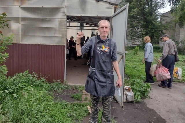 Василий когда-то сам приходил за едой, а потом стал волонтером