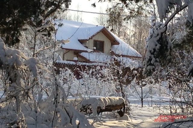Зимой нужно очистить участок.