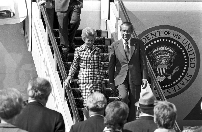 Ричард Никсон с супругой Патрицией на трапе самолета в аэропорту Внуково.