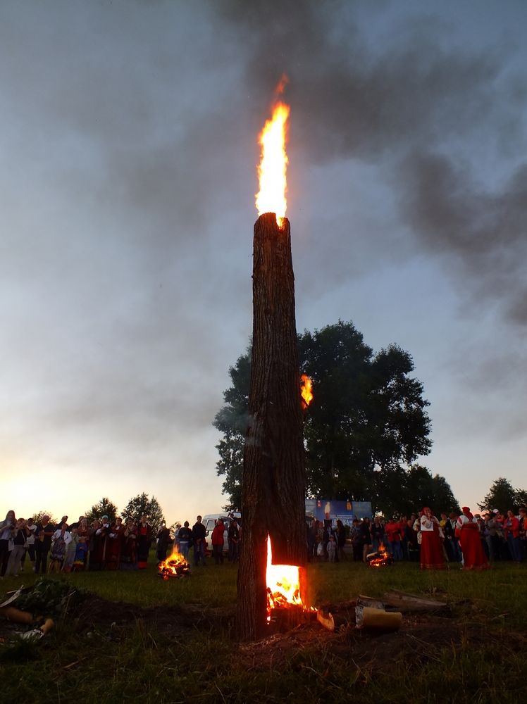 .К финалу праздника «Липка» (д. Новопетровка) на вершину ритуальной липы вырывается мощный огонь.