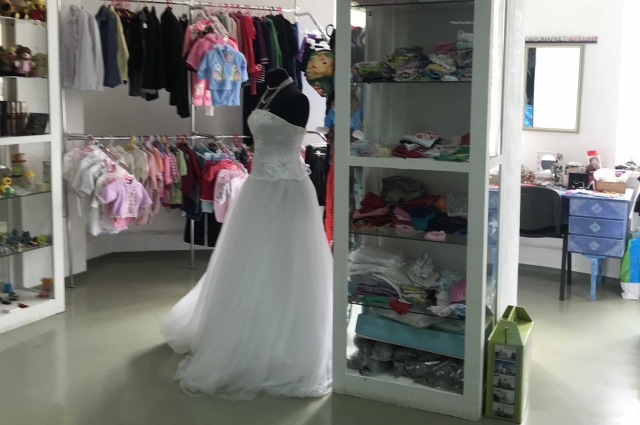 В добромаркете можно найти даже свадебные платья. 