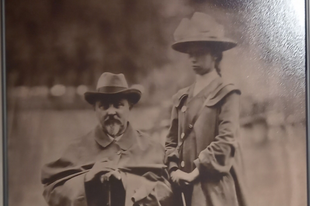 Писатель с дочерью Еленой (Алёнушкой), 1904 год.