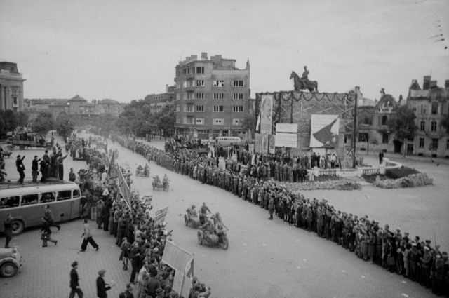 Советские войска вступают в столицу Болгарии Софию. 
