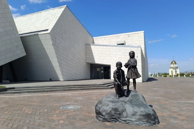 Скульптурная группа на территории мемориала — в память о детях.
