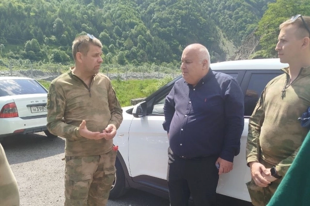 Председатель ПО «Крымский рубеж» Александр Ефанов и внук солдата Тенгиз Велулава.