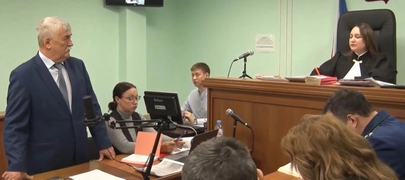 Кадр с одного из заседаний суда над бывшим главой якутского поселка, где случилась трагедия.