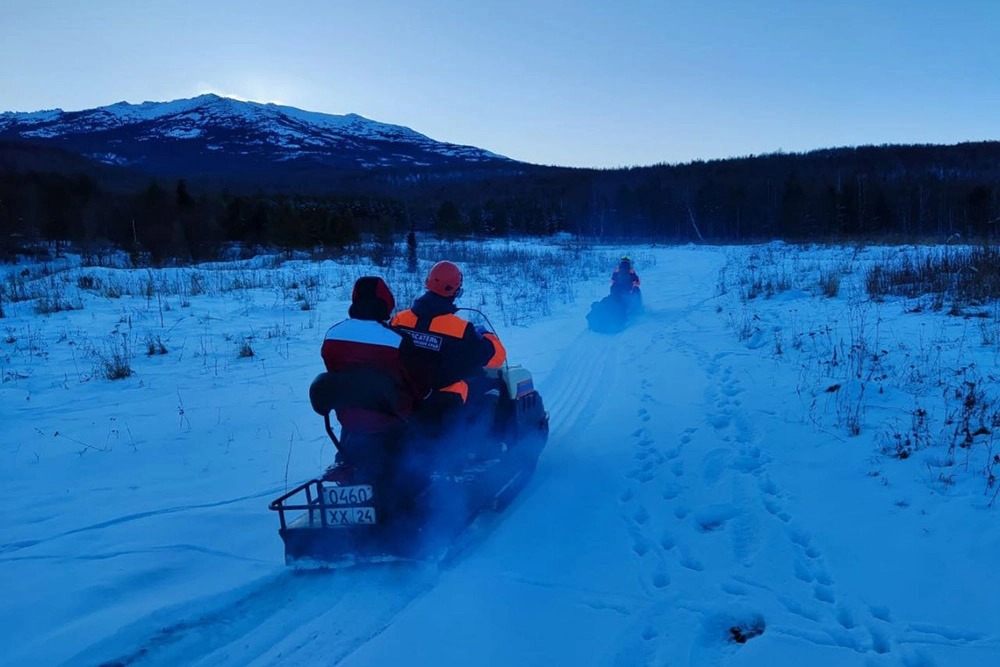 Спасатели к месту поисков Усольцевых ездят на снегоходах.