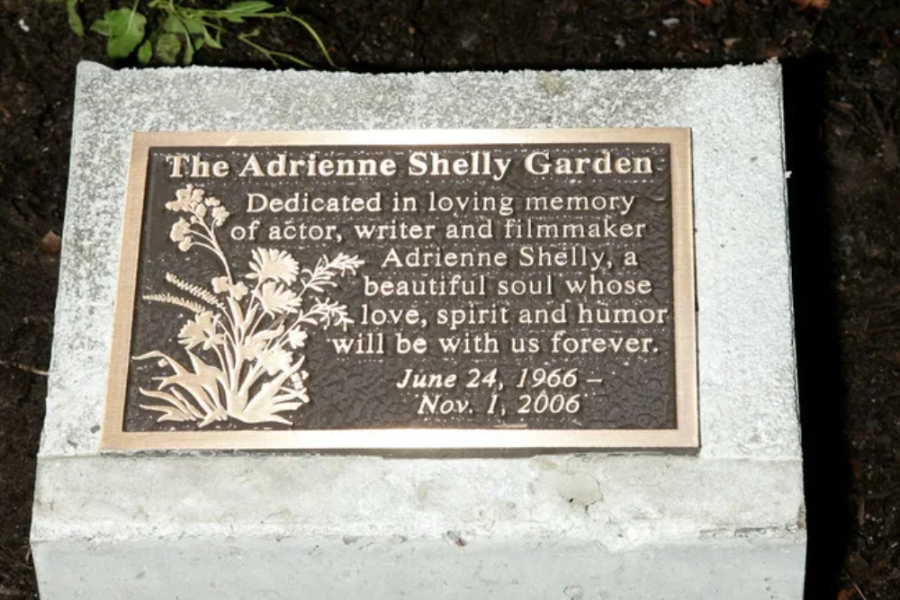3 августа 2009 года в Нью-Йорке открыли сад Эдриэнн Шелли — мемориал актрисы, кинорежиссёра и сценариста.