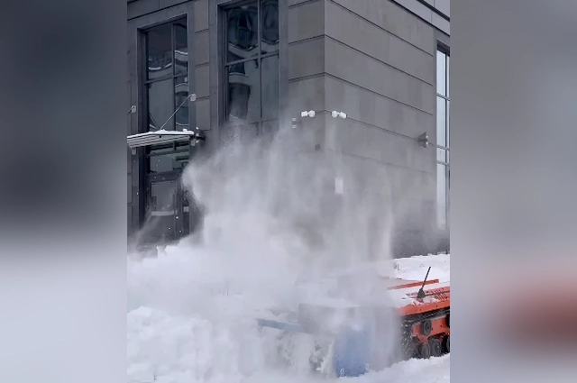 На данный момент дворы очищают два дрона.