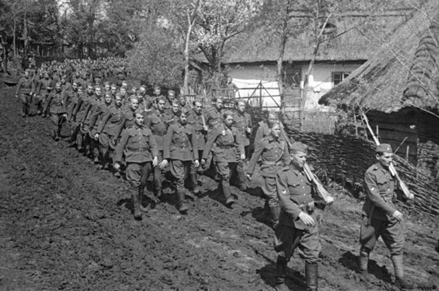 Воины чехословацкого корпуса маршируют по украинскому селу. 1944 г
