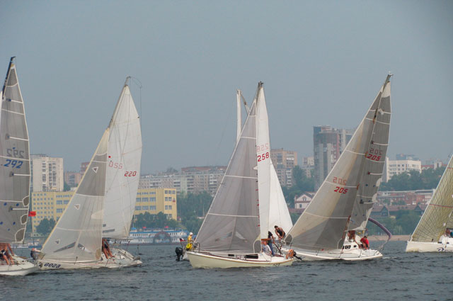Регата - это Чемпионат по гонкам на яхтах, гребных и моторных судах.