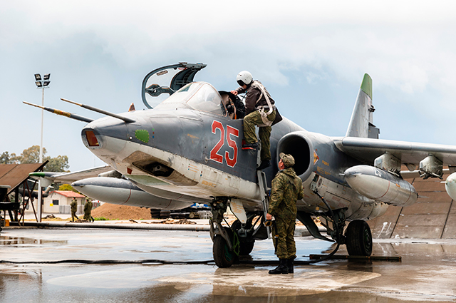 Подготовка штурмовика Су-25 ВКС России на авиабазе Хмеймим в Сирии к вылету в пункт постоянной дислокации на территории России.