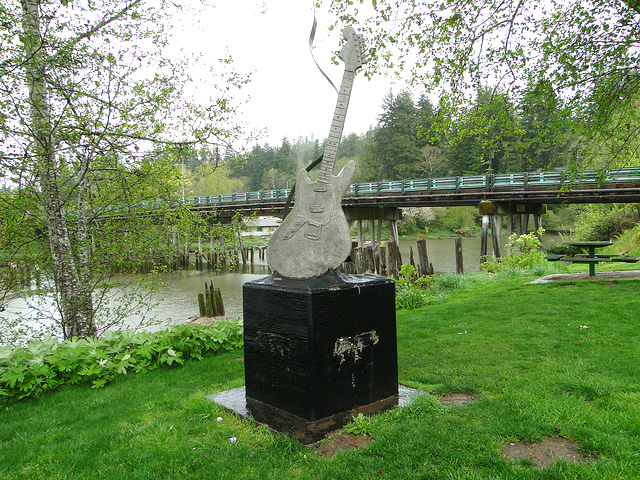 Памятник Курту Кобейну в Абердине.