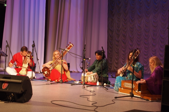Не меньшей популярностью пользовался и концерт индийской музыки. 