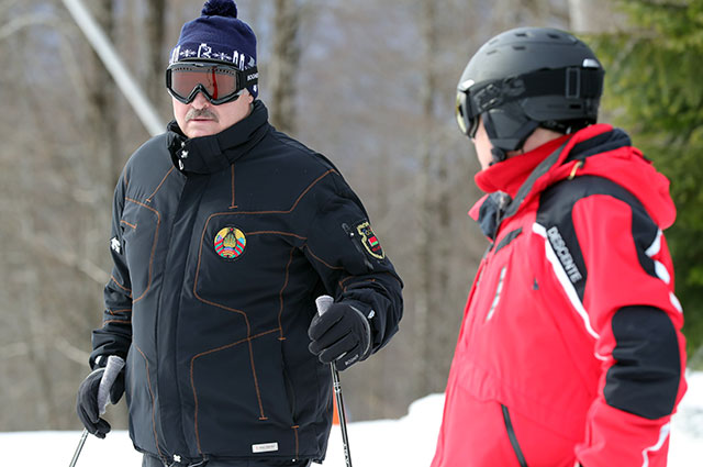 Александр Лукашенко во время катания на лыжах в Сочи.