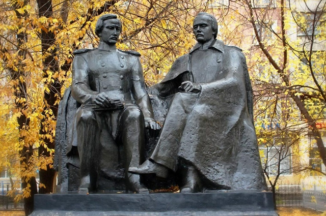 Памятник Ф.Достоевскому и Ч.Валиханову.