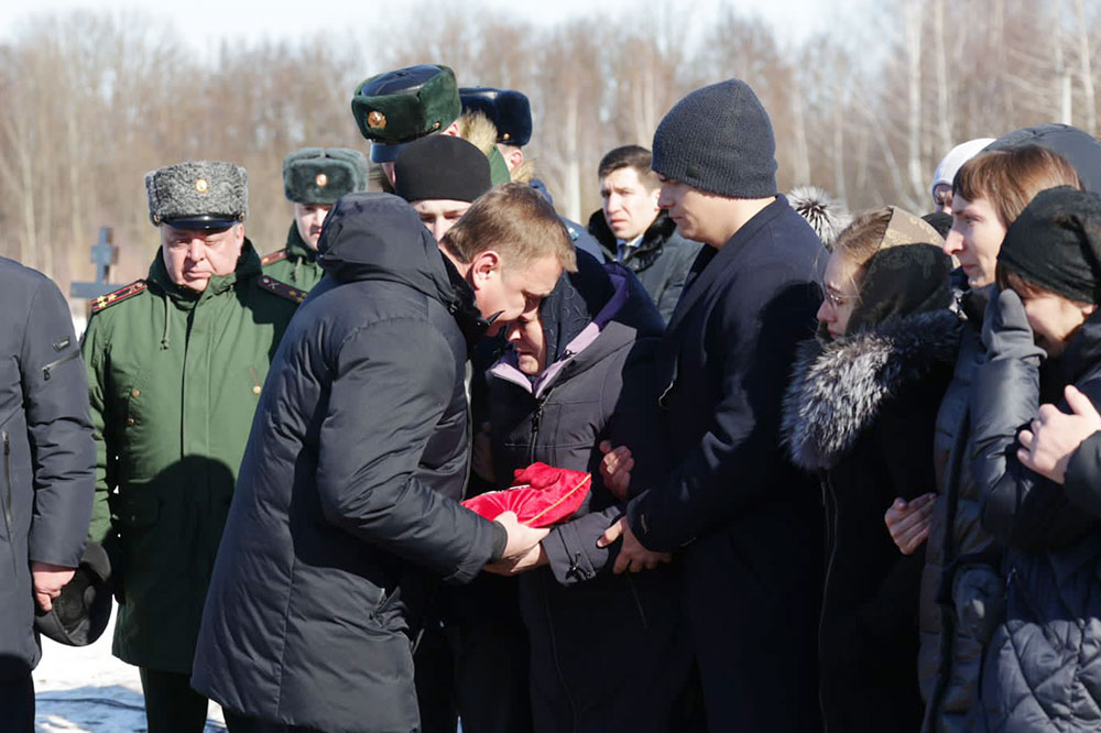 Алексей Дюмин передал награду и выразил соболезнования его родным и близким.