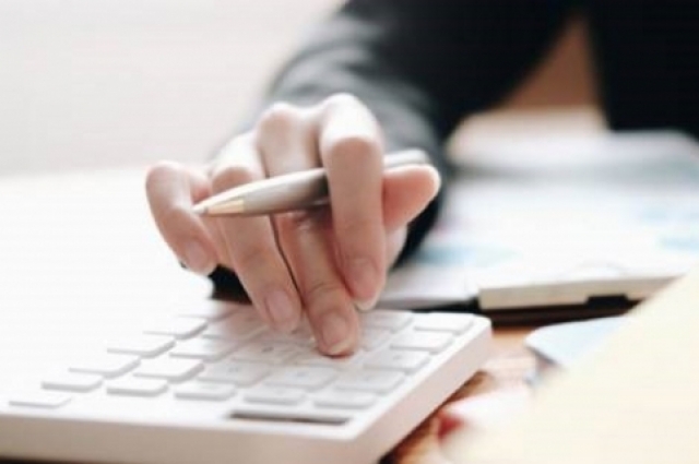 Чиновники не имеют права владеть акциями иностранных компаний.