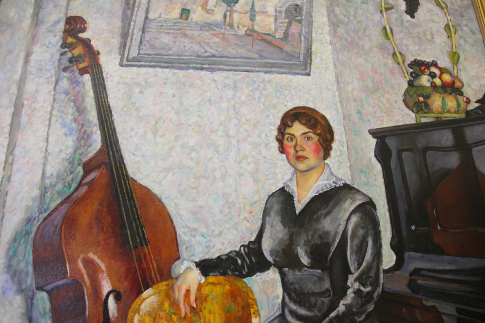 «Дама с контрабасом» входит в состав основной экспозиции Государственного Русского музея.