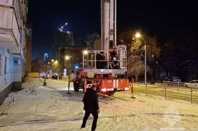 Из горящего многоквартирного дома в Екатеринбурге эвакуированы 200 человек