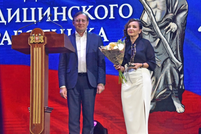 Медиков поздравил заместитель губернатора Свердловской области Павел Креков.