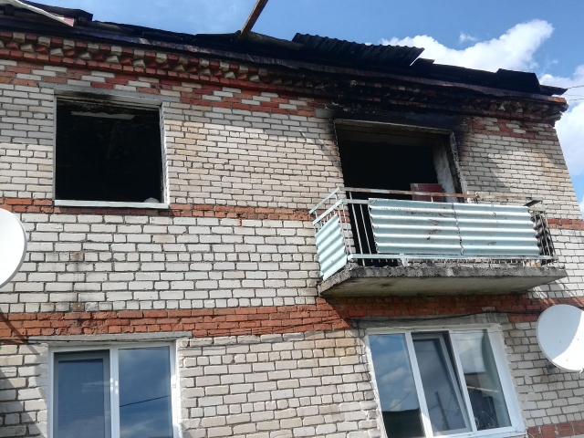 Квартира многодетной семьи выгорела.