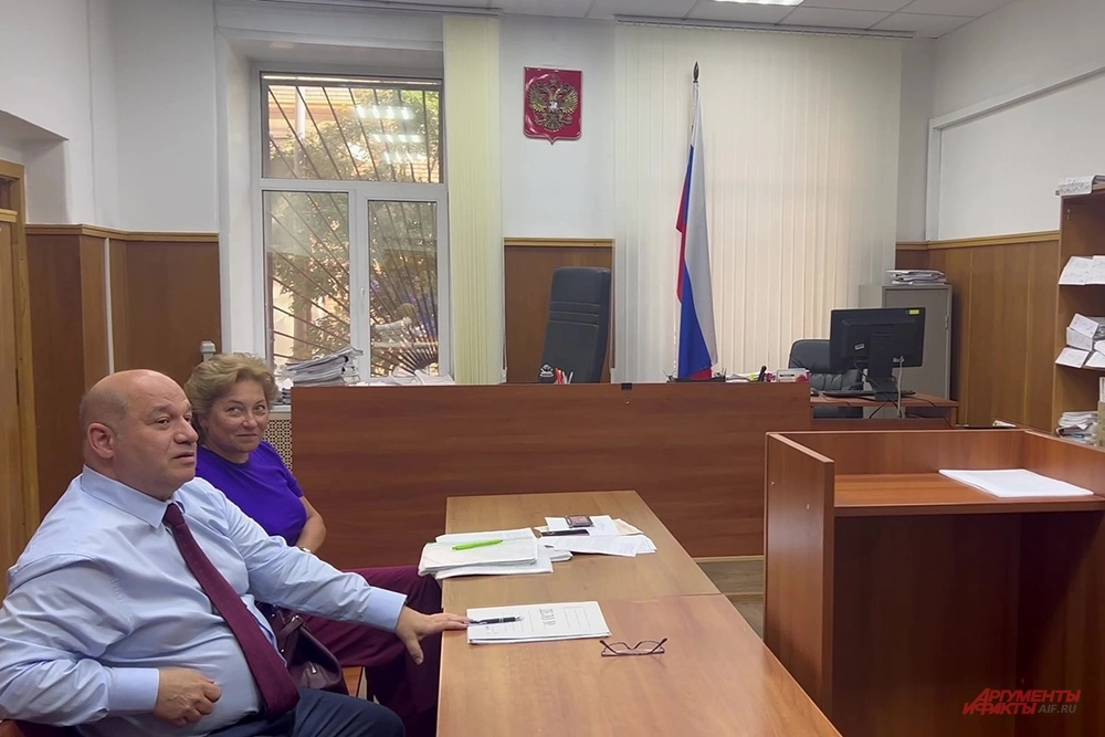 В Хамовническом районном суде прошло первое досудебное заседание по делу о квартире Ларисы Долиной. На фото представители со стороны Лурье