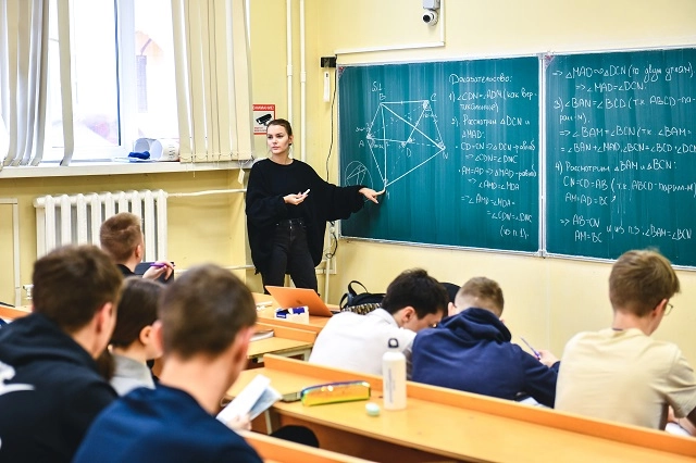 Уральские школьники и учителя бесплатно прошли обучение в столичном Физтехе