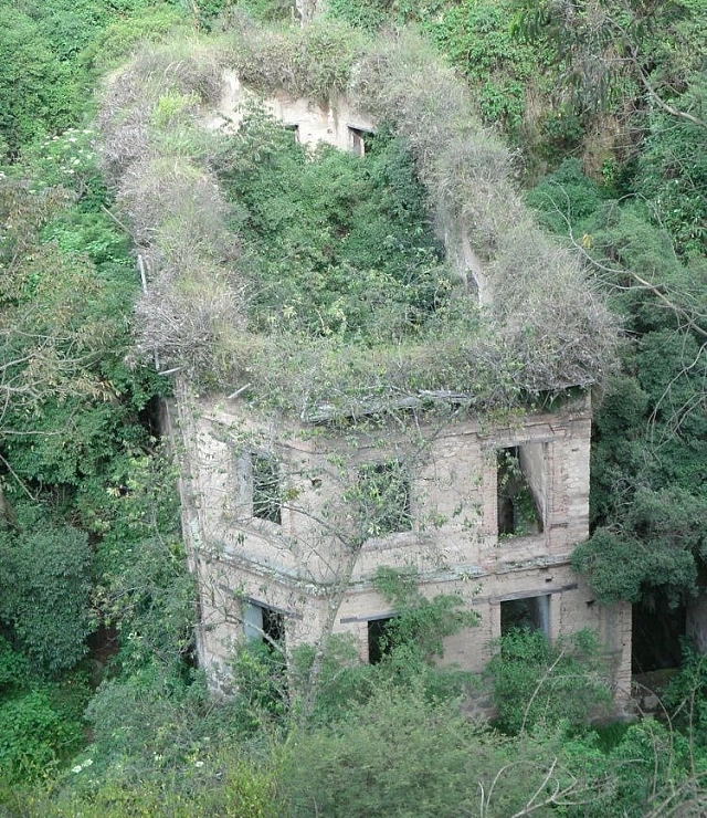 Заброшенное здание. Эквадор, 2015 г.