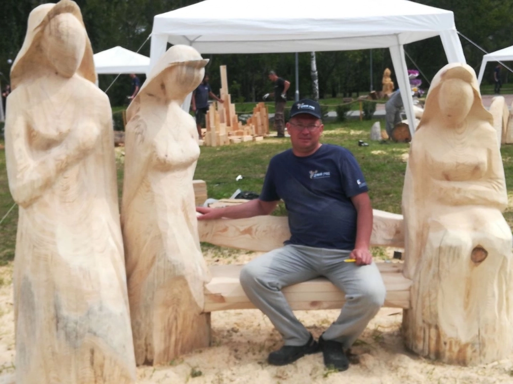 Декоративная скамейка «Три сестры».