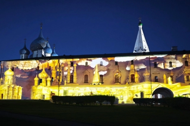 Минувшим летом В Суздале на стены городского Кремля транслируется яркое аудиовизуальное шоу.