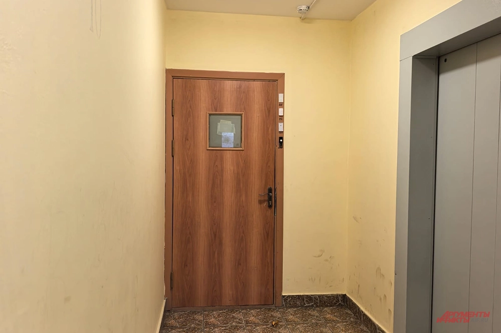 Дверь на лестничной клетке дома, где произошла трагедия.