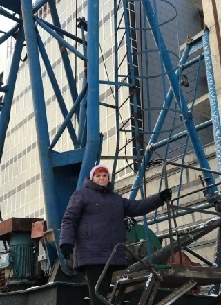 Перед началом работы крановщица настраивает кран 