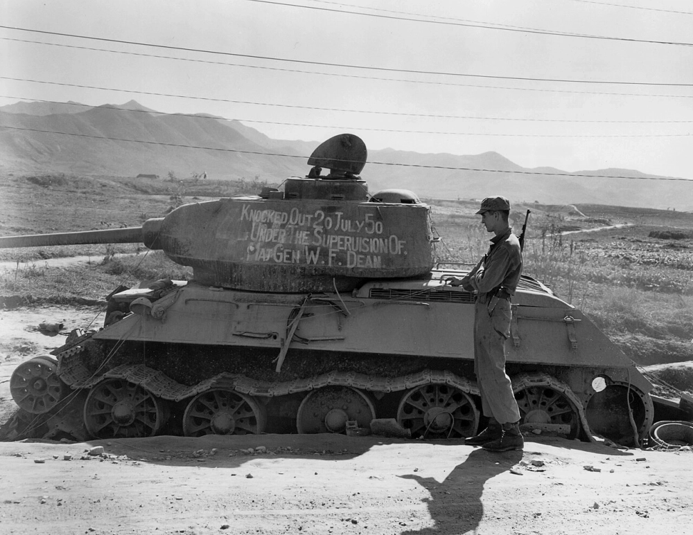 Один из подбитых северокорейских танков Т-34.