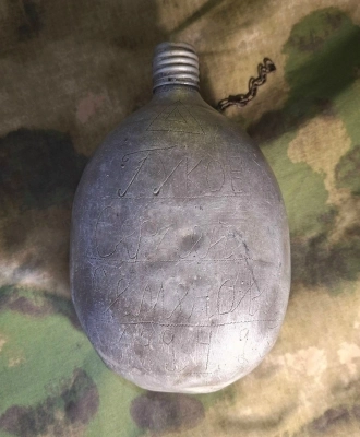 С одной стороны на ней выбита надпись «Гуков Сергей Семёнович 1924», а с другой — 1944 год.