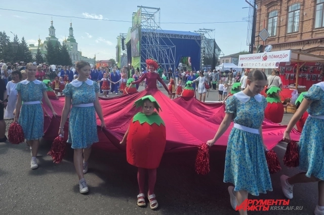 Минусинцы заранее готовятся к карнавалу, шьют костюмы, придумывают шоу. 