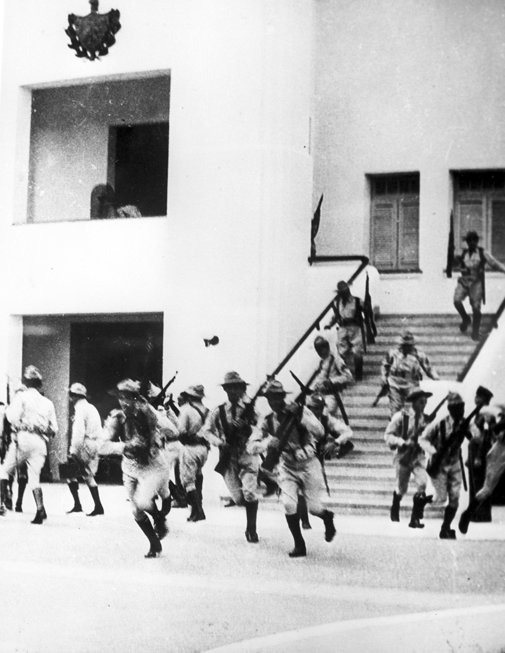 Бойцы, возглавляемые Фиделем Кастро, штурмуют армейские казармы Монкада, где расквартированы части армии Батисты (Фульхенсио Батиста-и-Сальдивар). Город Сантьяго-де-Куба. 1953 год