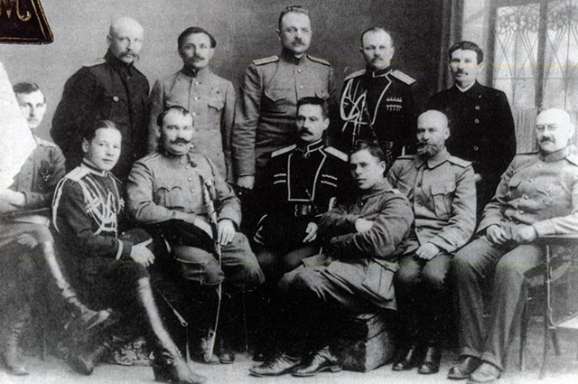 Атаман Сибирского войска Павел Иванов-Ринов с атаманом Семёновым и в группе единомышленников.