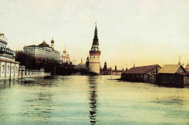 Весной 1908 г. центр города ушёл под воду вместе с Кремлём. Гравюра неизвестного художника ХVIII века. Репродукция